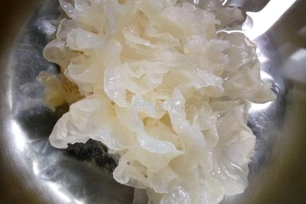 银耳莲子红枣汤的做法图解1