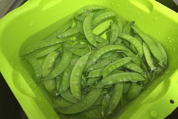 香肠炒荷兰豆的做法图解1