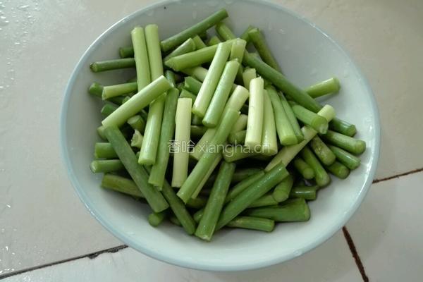 蒜苔鱿鱼丝的做法图解2