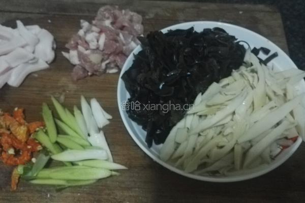 木耳炒三丝的做法图解2