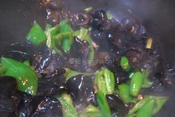 青椒木耳片的做法图解3