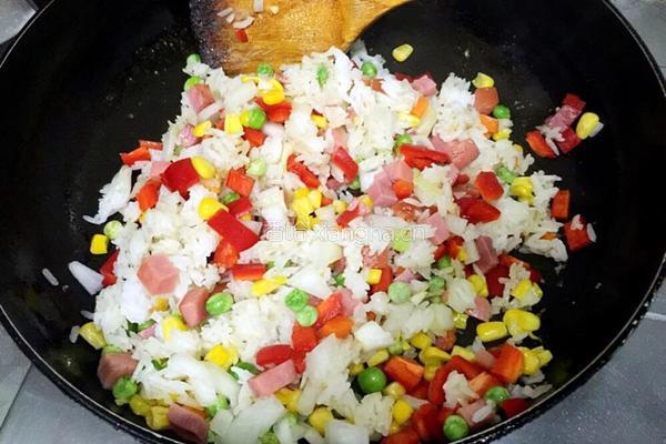 什锦吐司咖喱炒饭的做法图解7