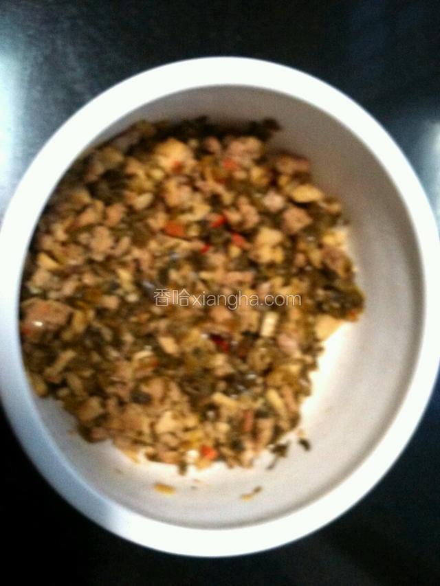 把炒制好馅料，出锅装入盘中备用。