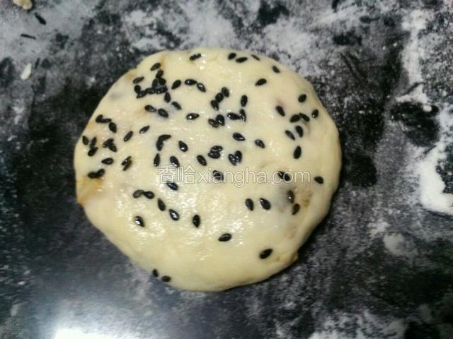 收好口用手把它压平，在正反两面抹上油，撒上芝麻馅饼做好再醒20分钟。