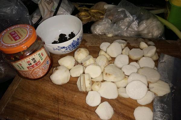 剁椒蒸芋头的做法图解1