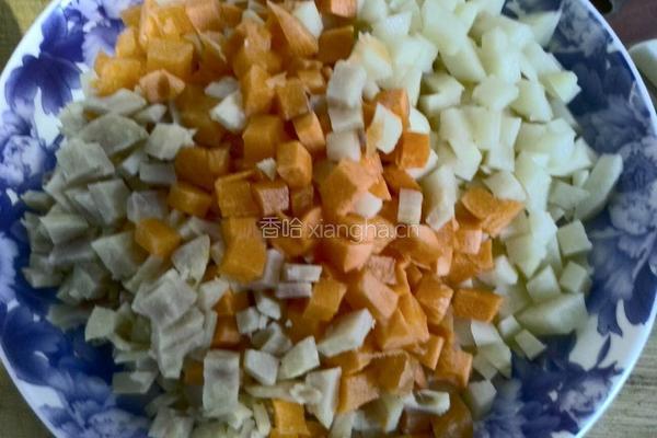 胡萝卜土豆香肠炒饭的做法图解1