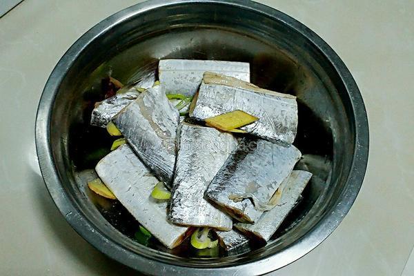 茄汁带鱼的做法图解1