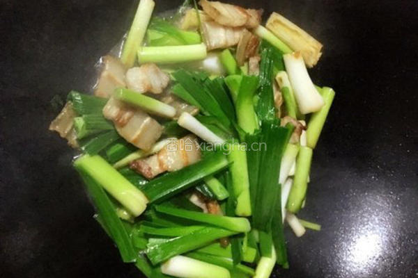 五花肉炒蒜苗的做法图解9