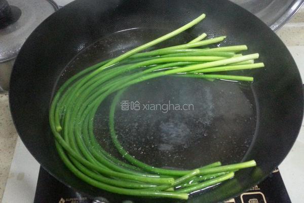 手撕蒜薹的做法图解3