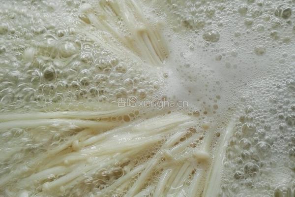 浇油金针菇肉片的做法图解2