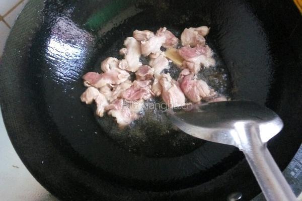 木耳炒白菜片的做法图解1