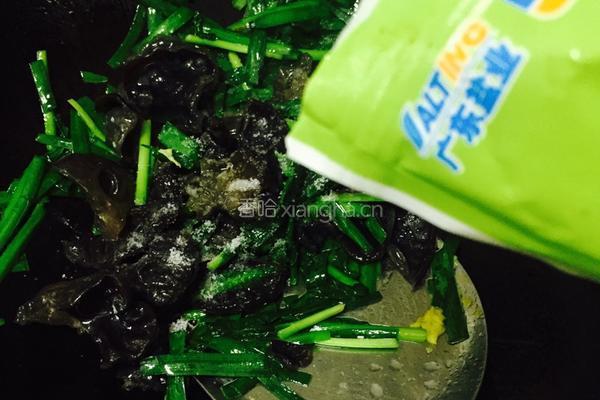 木耳韭菜炒鸡蛋的做法图解8