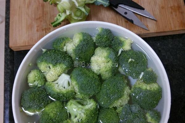 速冻西冷牛排西兰花套餐的做法图解2