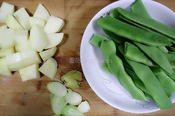 土豆炖豆角的做法图解1