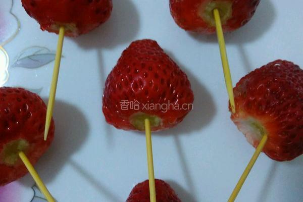 冰糖草莓的做法图解3