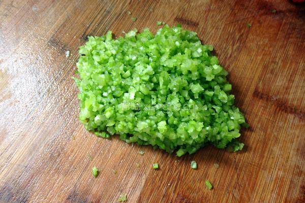 猪肉芹菜馅的做法图解2
