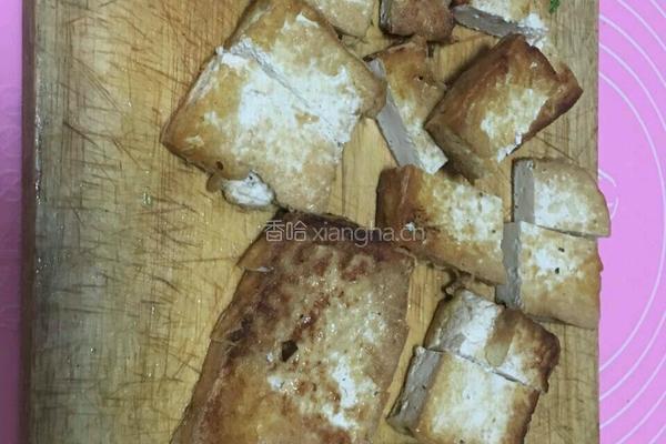 香煎豆腐烧木耳的做法图解1
