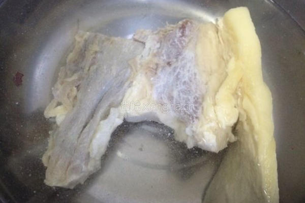 野生藜蒿炒腊肉的做法图解1