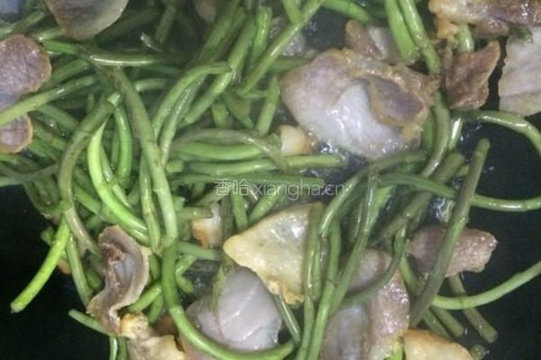 野生藜蒿炒腊肉的做法图解7