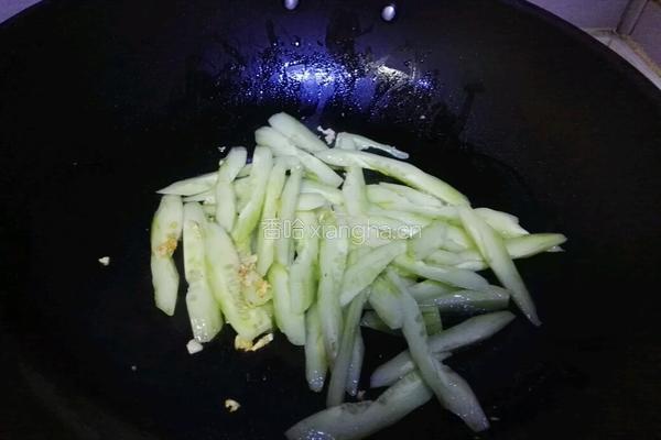 青瓜炒鲜鱿的做法图解10