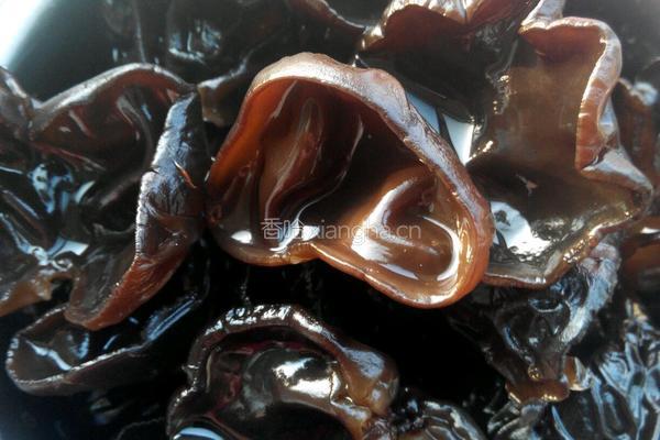 菠菜炒木耳的做法图解1