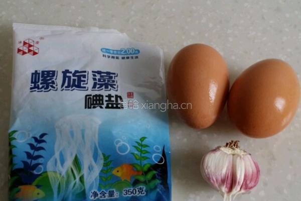 蒜拌鸡蛋的做法图解1
