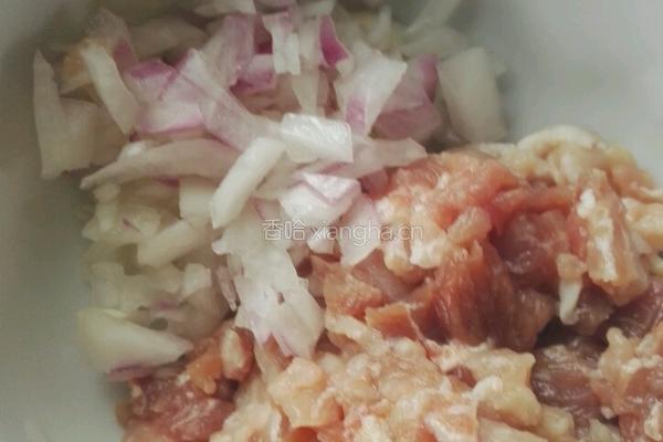 粉蒸洋葱肉丸的做法图解3