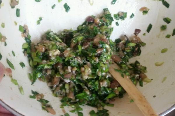 翡翠饺子(韭菜猪肉馅)的做法图解1