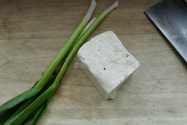 青蒜烧脆皮豆腐的做法图解1