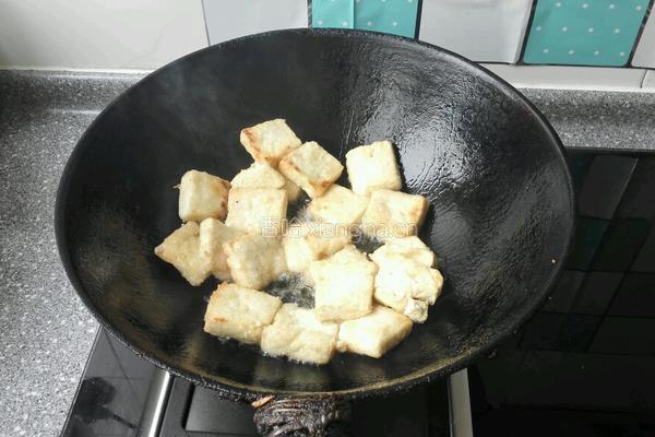 青蒜烧脆皮豆腐的做法图解5