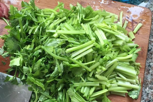 芹菜炒肉丝的做法图解1