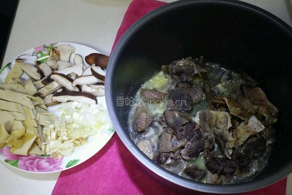 鸭肉小炒的做法图解1