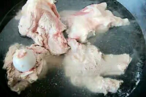 猪大骨炖豆腐的做法图解1