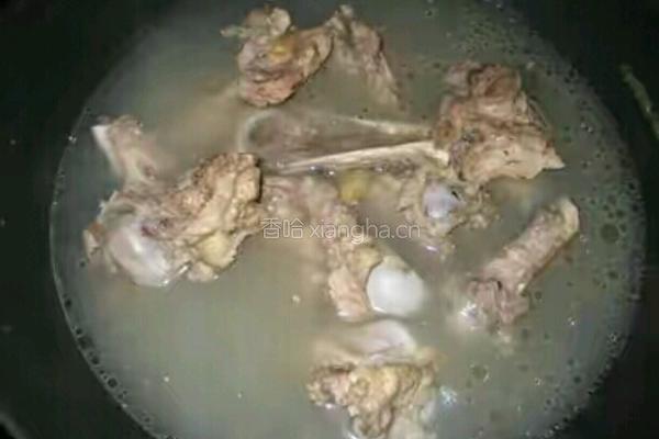 猪大骨炖豆腐的做法图解3