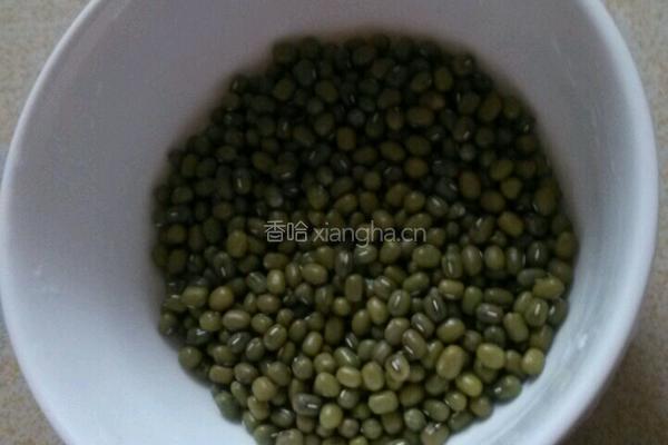 绿豆粥的做法图解1