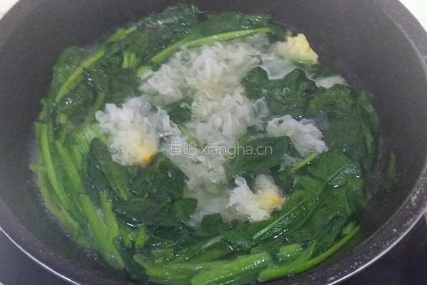 菠菜花生米银耳的做法图解1