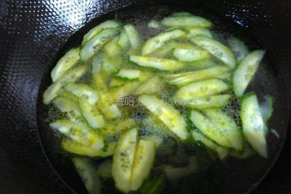 黄瓜木耳蛋花汤的做法图解4