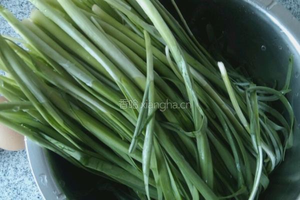 韭菜鸡蛋虾仁饺子的做法图解5