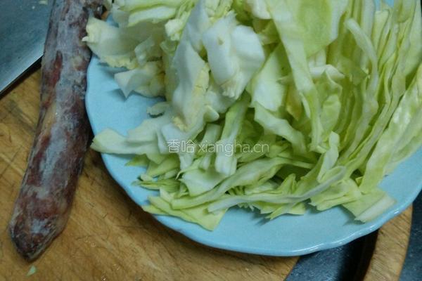 腊肠茴子白的做法图解1