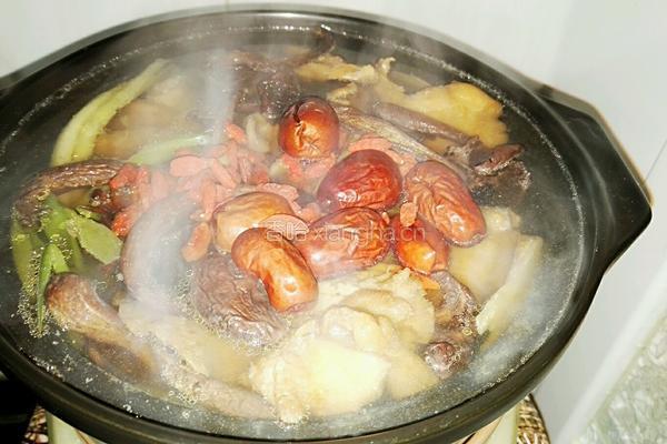 红枣枸杞野蘑菇老母鸡汤的做法图解11