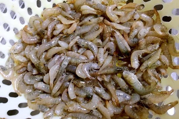 油爆小河虾的做法图解1