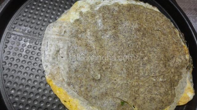 边缘渐渐干爽起皮时，鸡蛋渐定型时翻面！