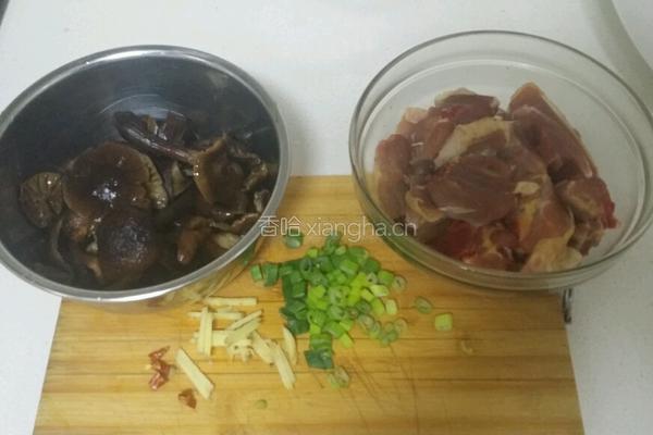 鸡腿臻蘑的做法图解1