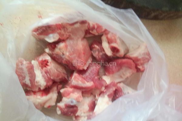嫩菜笋子炖排骨的做法图解1