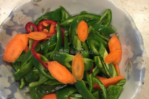 菠萝青椒炒龙利鱼块的做法图解1
