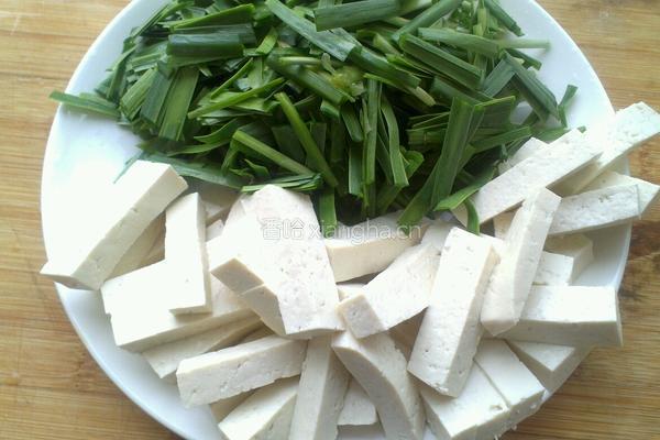 韭菜炒豆腐的做法图解2