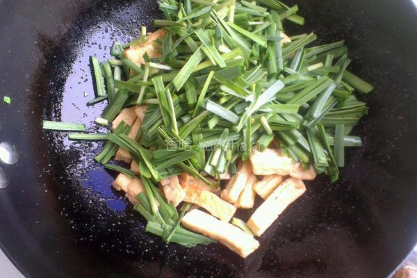 韭菜炒豆腐的做法图解5