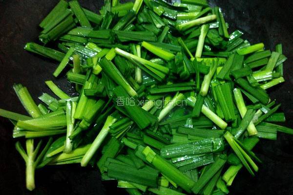韭菜炒鱿鱼的做法图解3