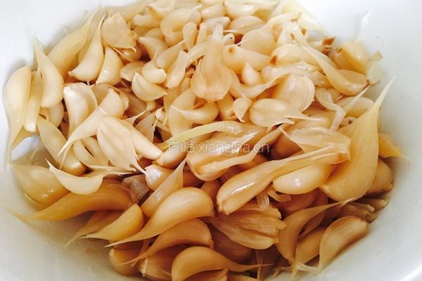 拌咸蒜的做法图解1