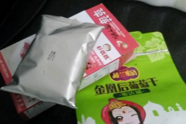 草莓葡萄干布丁的做法图解1